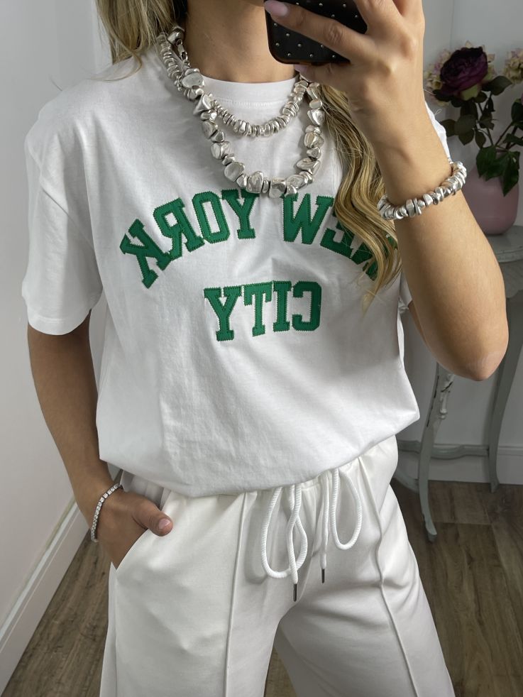 Camiseta blanca con letras verde
