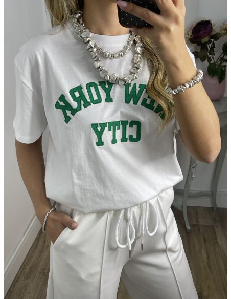Camiseta blanca con letras verde