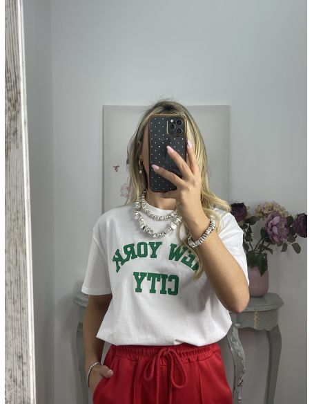 Camiseta blanca con letras verde