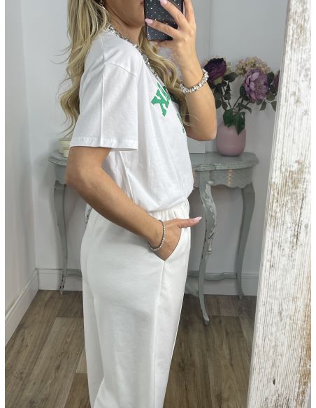 Camiseta blanca con letras verde
