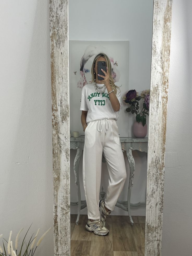 Camiseta blanca con letras verde