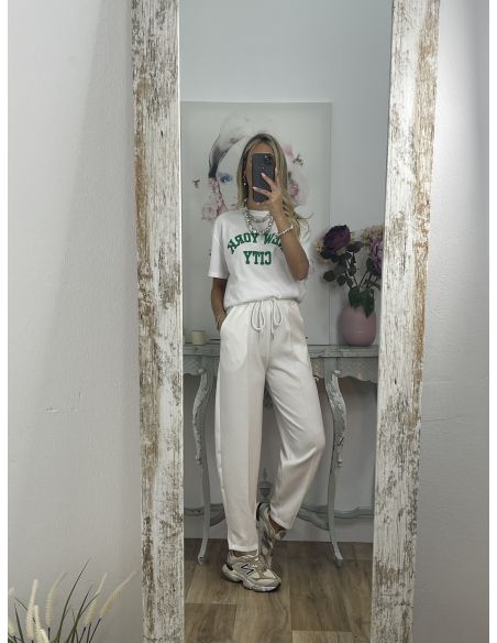 Camiseta blanca con letras verde