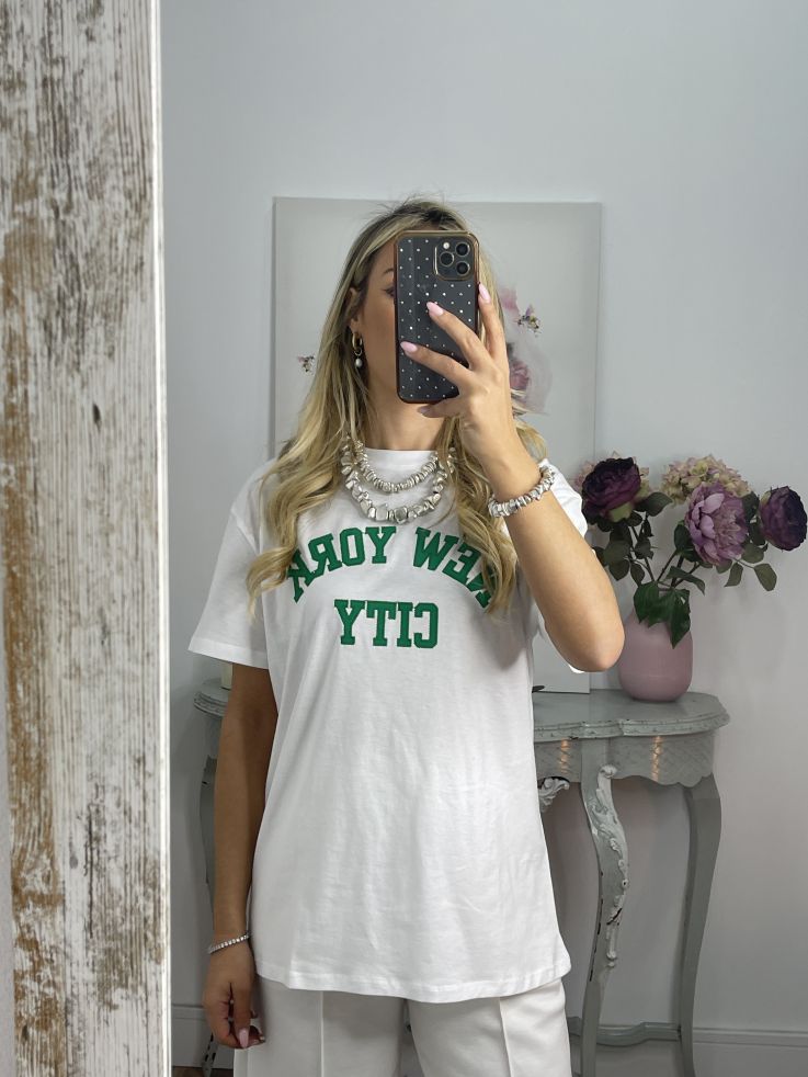 Camiseta blanca con letras verde
