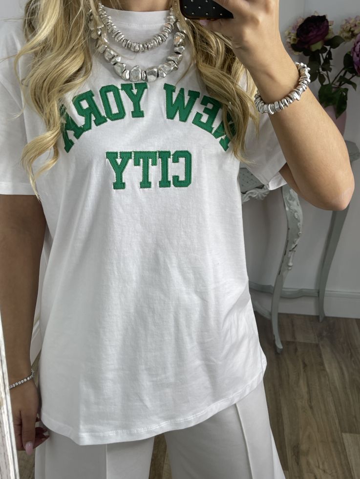 Camiseta blanca con letras verde