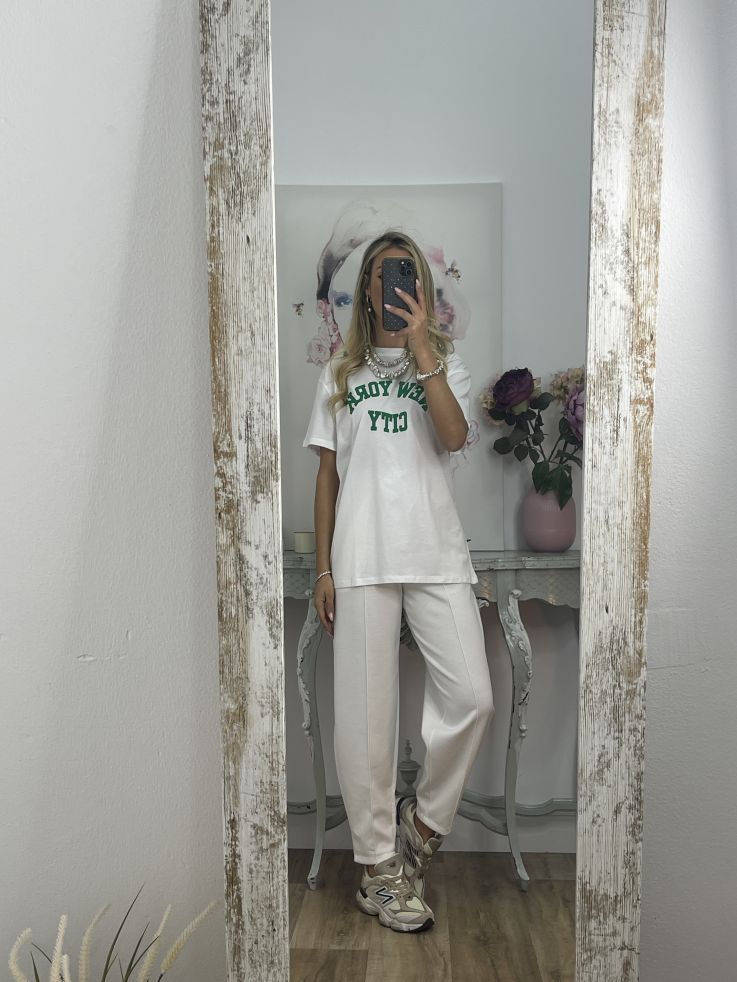 Camiseta blanca con letras verde