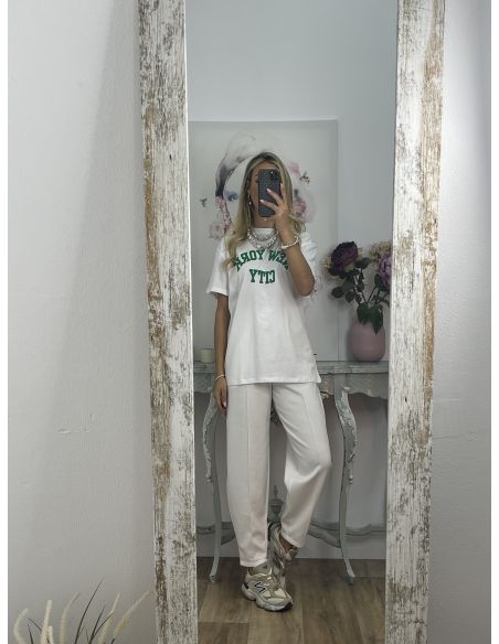 Camiseta blanca con letras verde