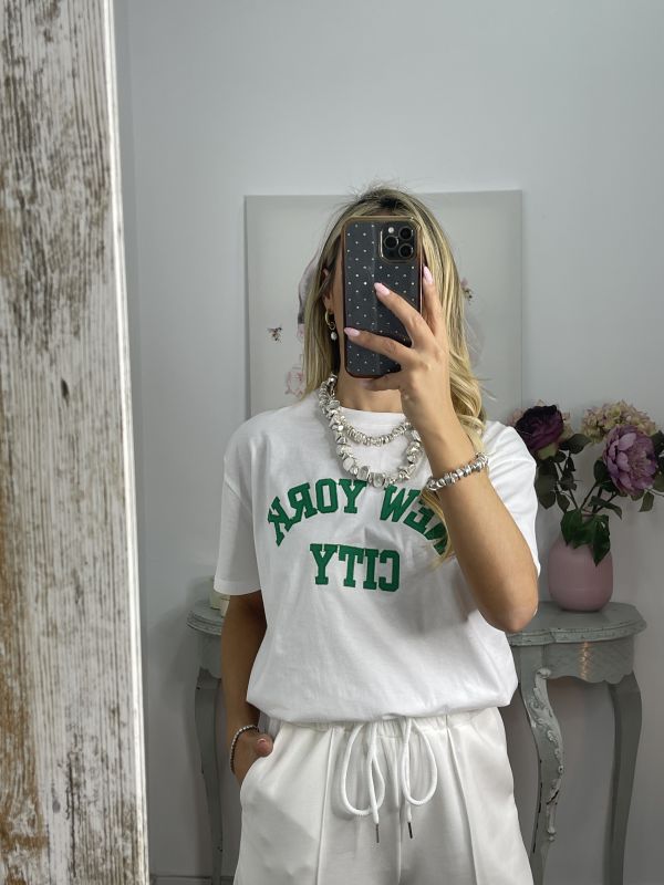 Camiseta blanca con letras verde