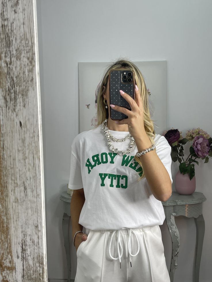 Camiseta blanca con letras verde