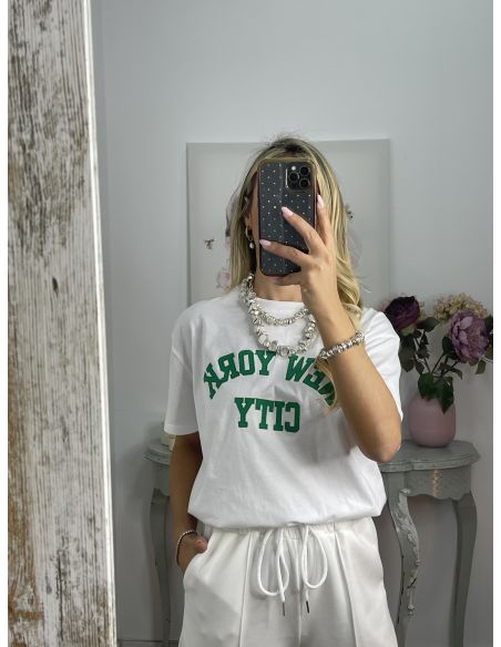 Camiseta blanca con letras verde