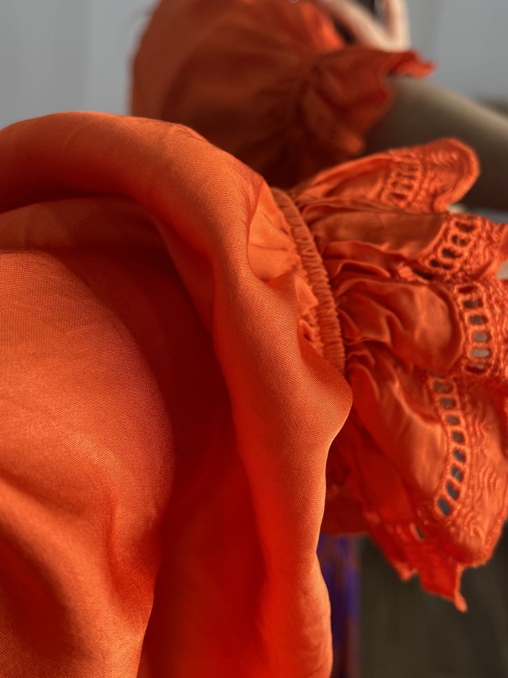 Blusa asimétrica satinada naranja