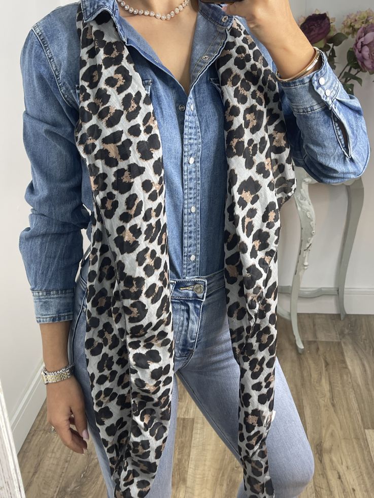 Pañuelo grande print gris