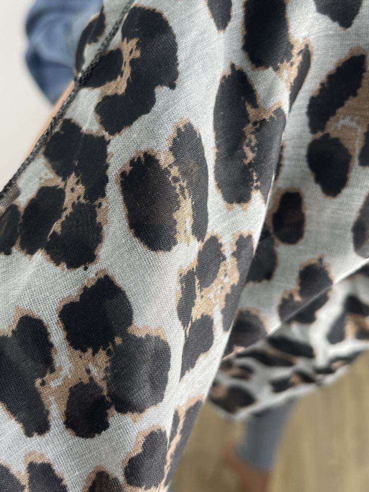 Pañuelo grande print gris