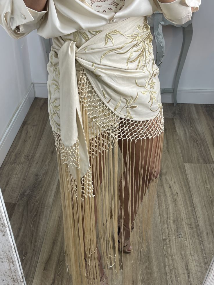 Falda pantalón beige bordados con flecos