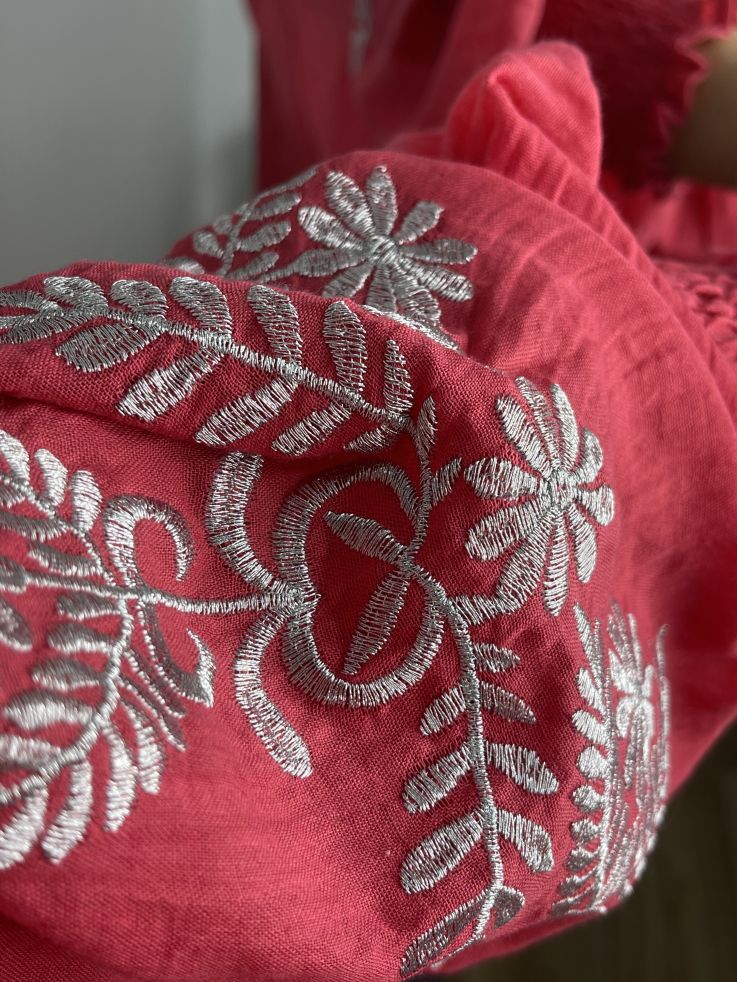 Camisa fresa con bordado plateado