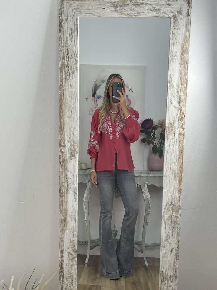 Camisa fresa con bordado plateado