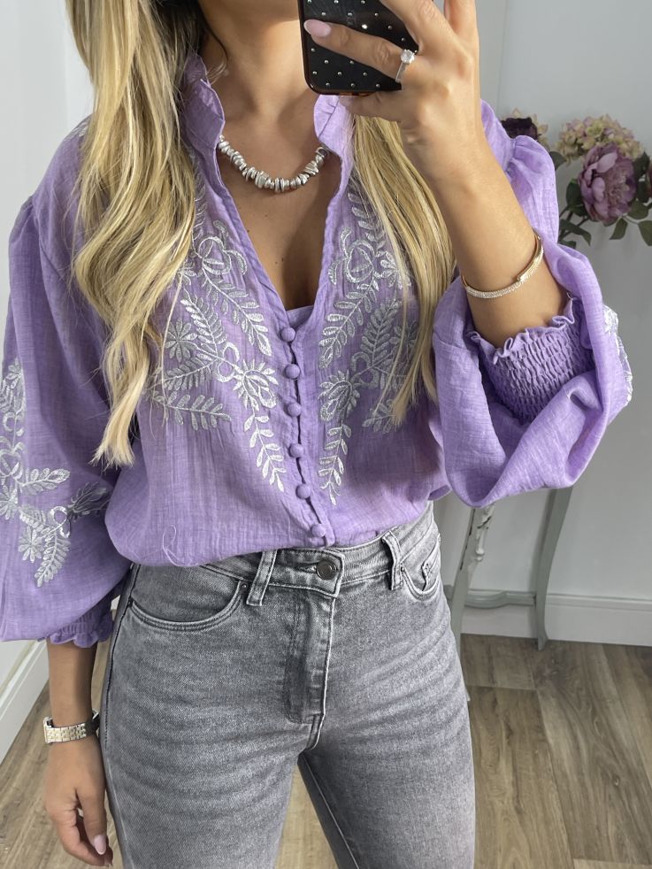 Camisa malva con bordado plateado