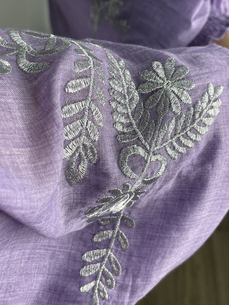 Camisa malva con bordado plateado