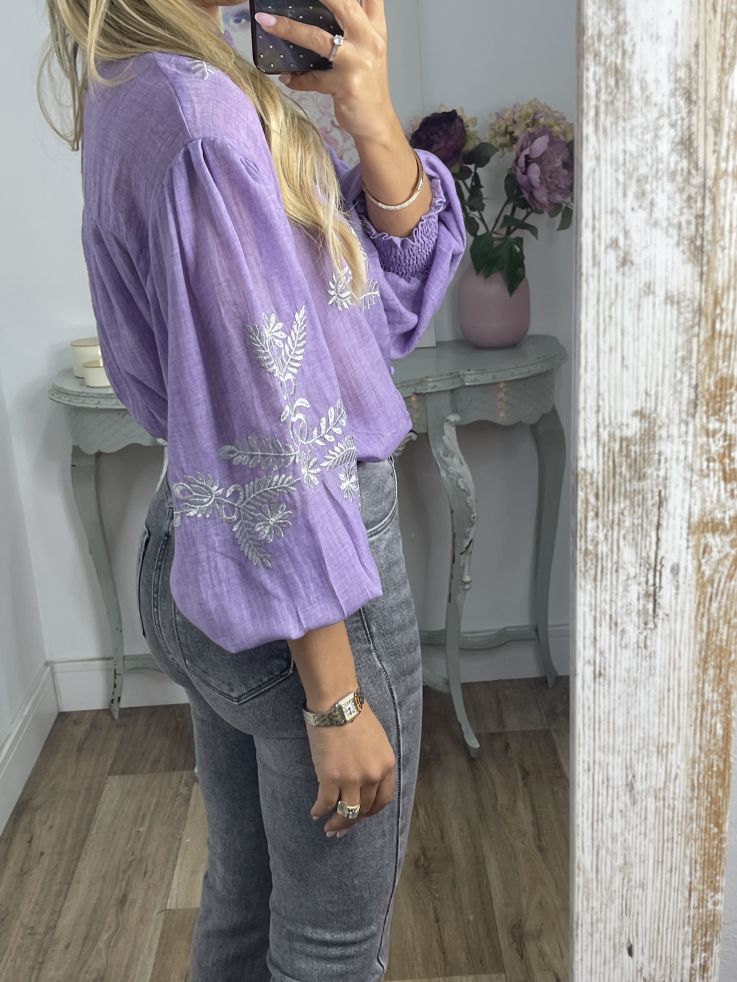 Camisa malva con bordado plateado
