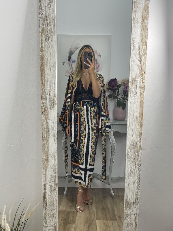 Conjunto plumas kimono y falda negro