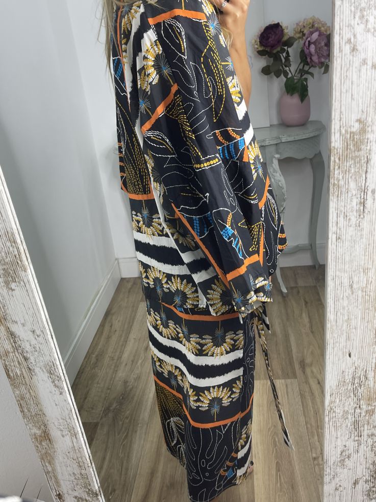 Conjunto plumas kimono y falda negro