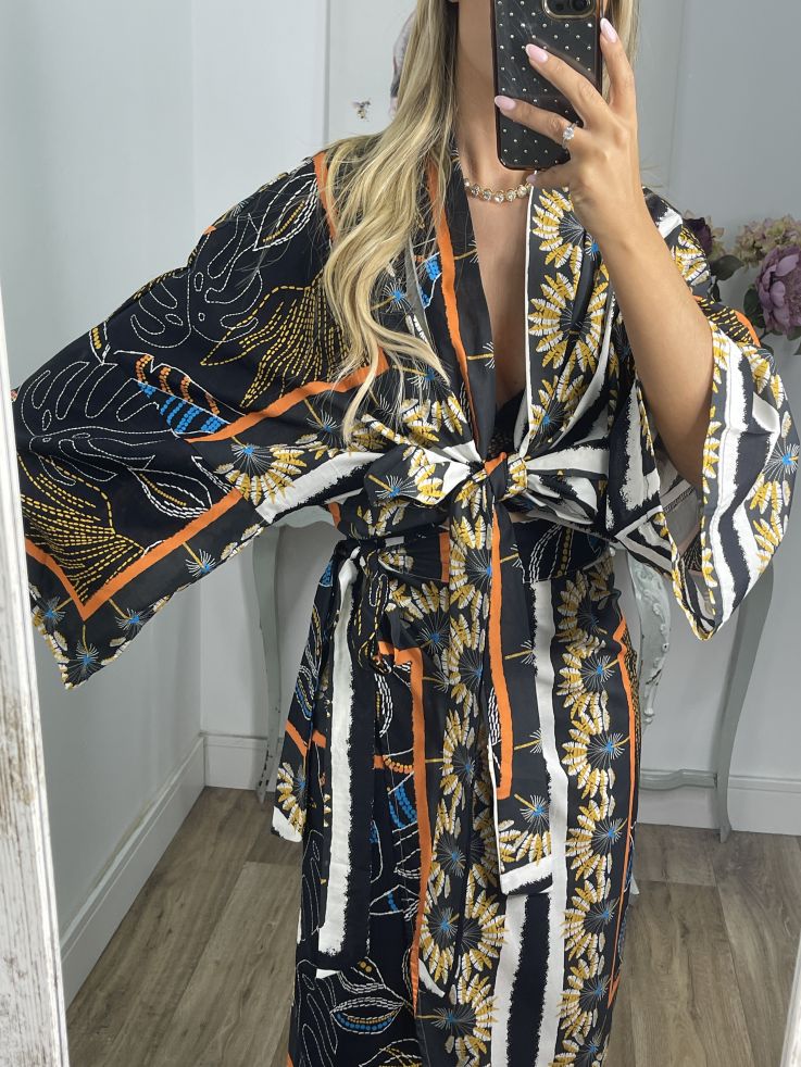 Conjunto plumas kimono y falda negro