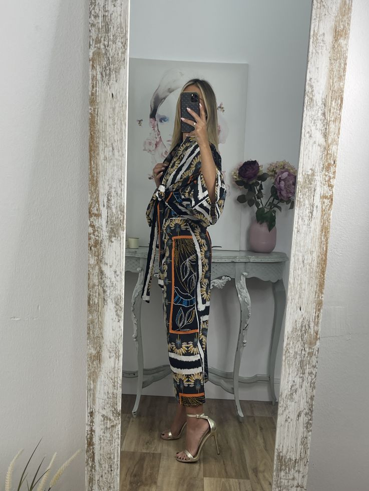 Conjunto plumas kimono y falda negro