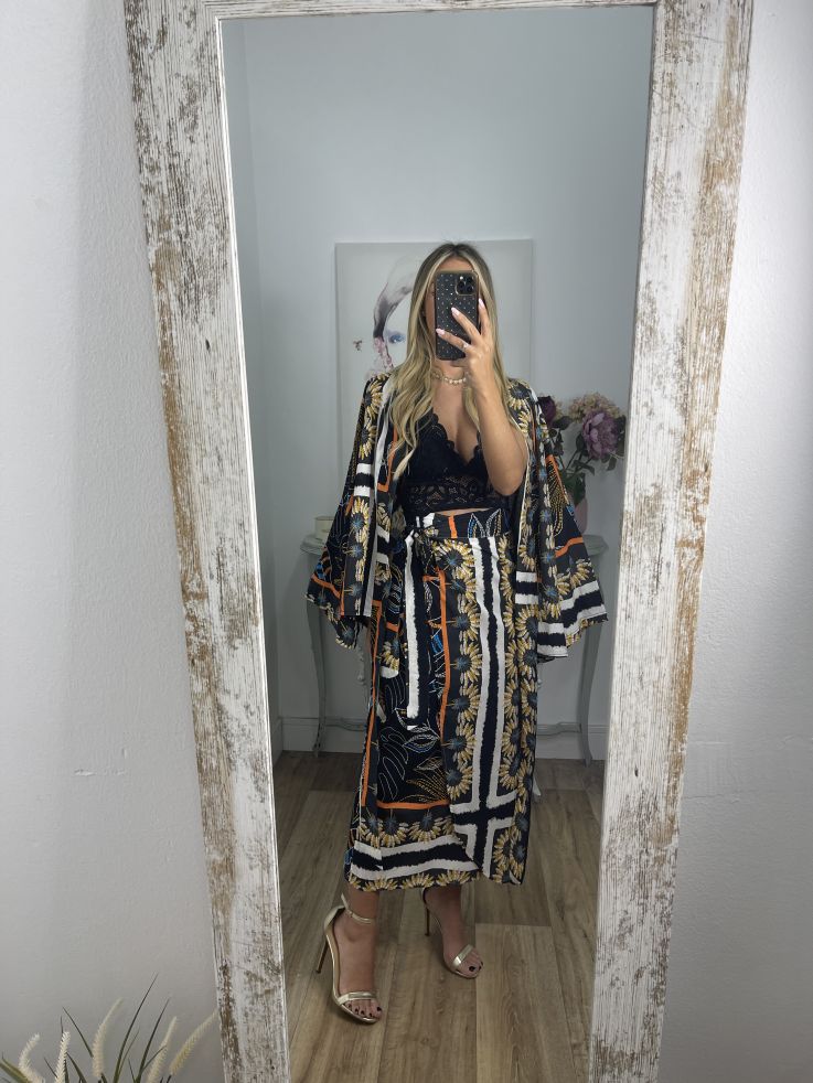 Conjunto plumas kimono y falda negro