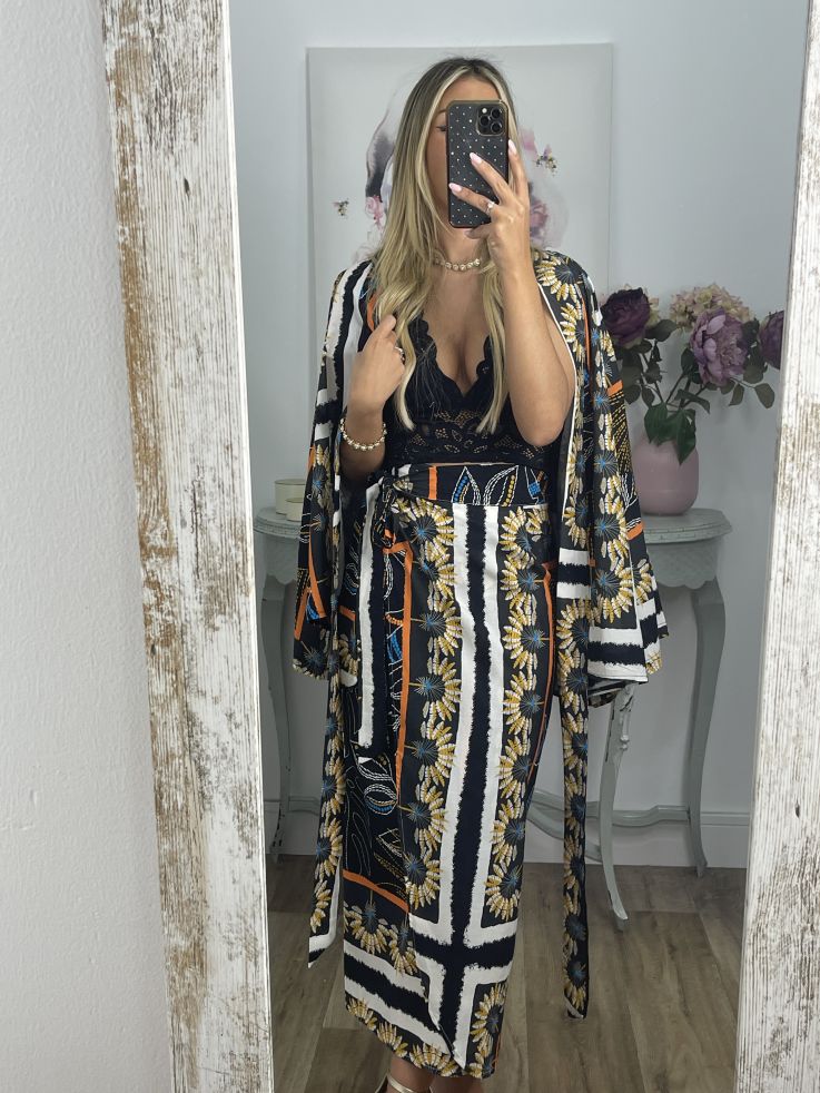 Conjunto plumas kimono y falda negro