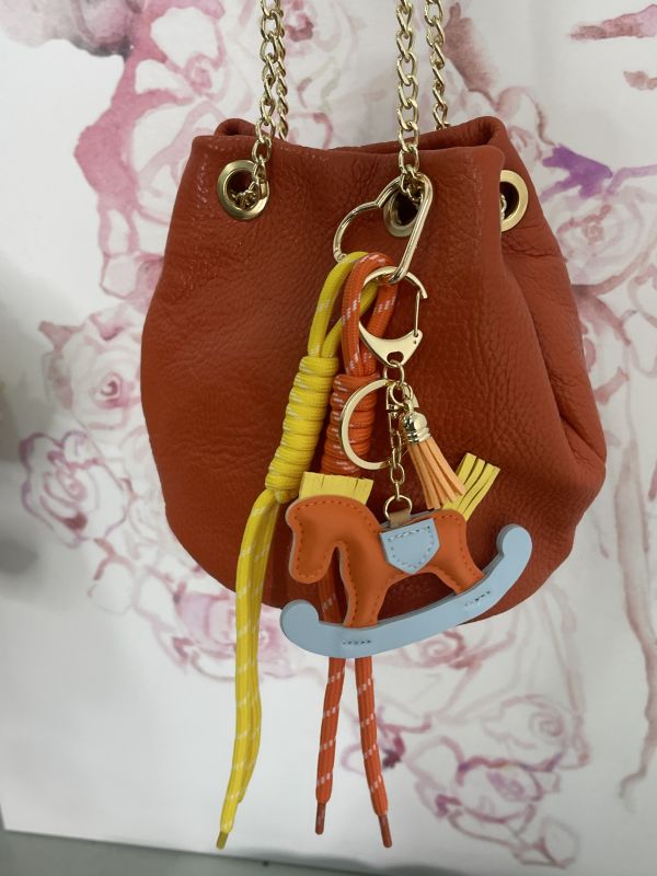 Charms caballo naranja