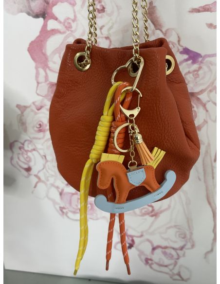 Charms caballo naranja