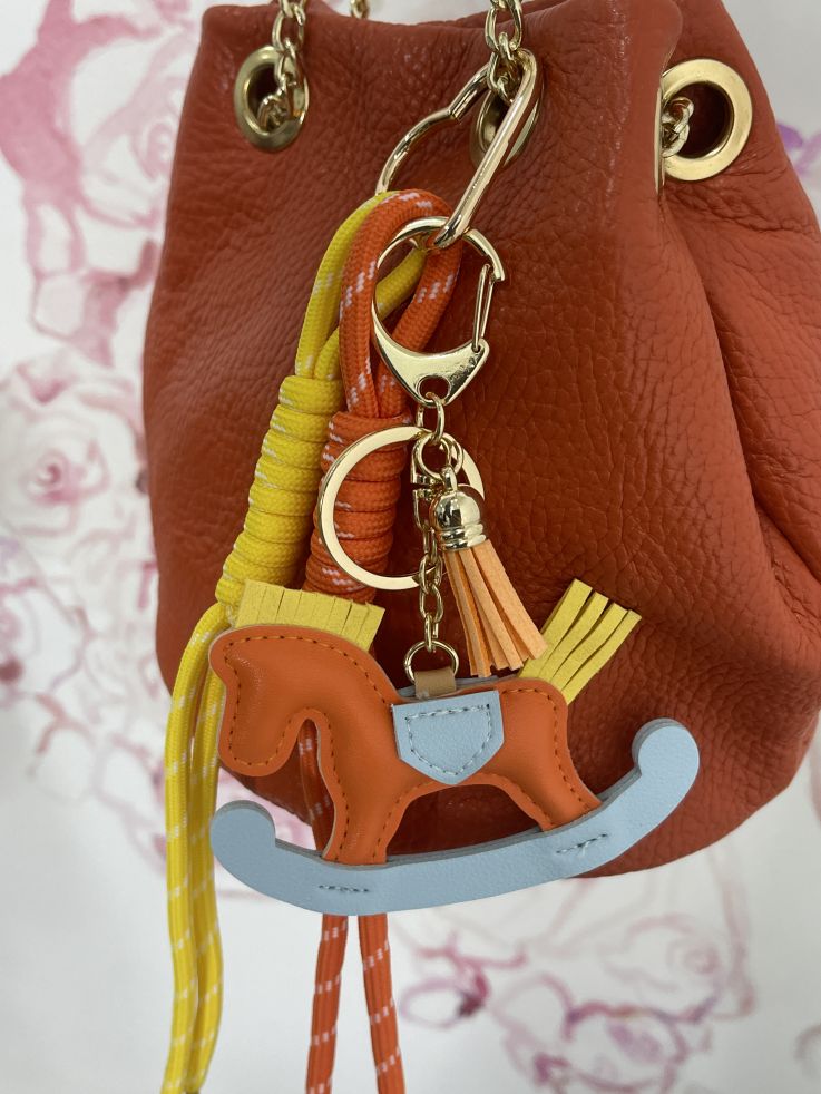 Charms caballo naranja