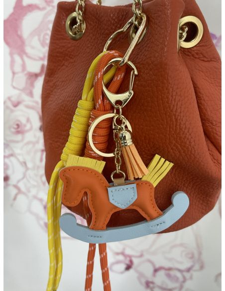 Charms caballo naranja