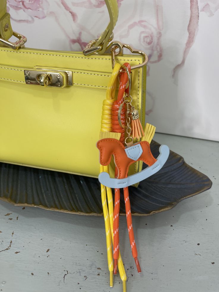 Charms caballo naranja