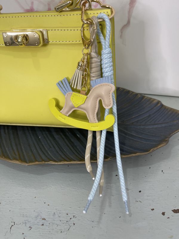 Charms caballo beige