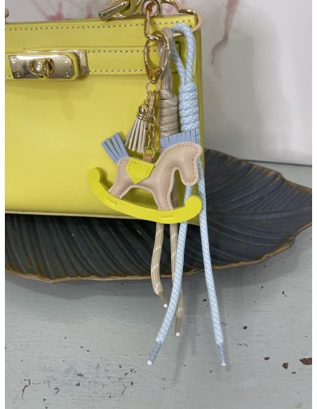 Charms caballo beige