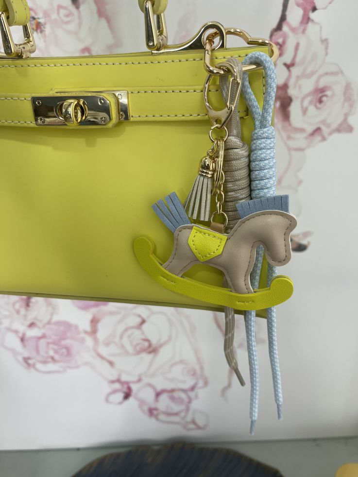 Charms caballo beige
