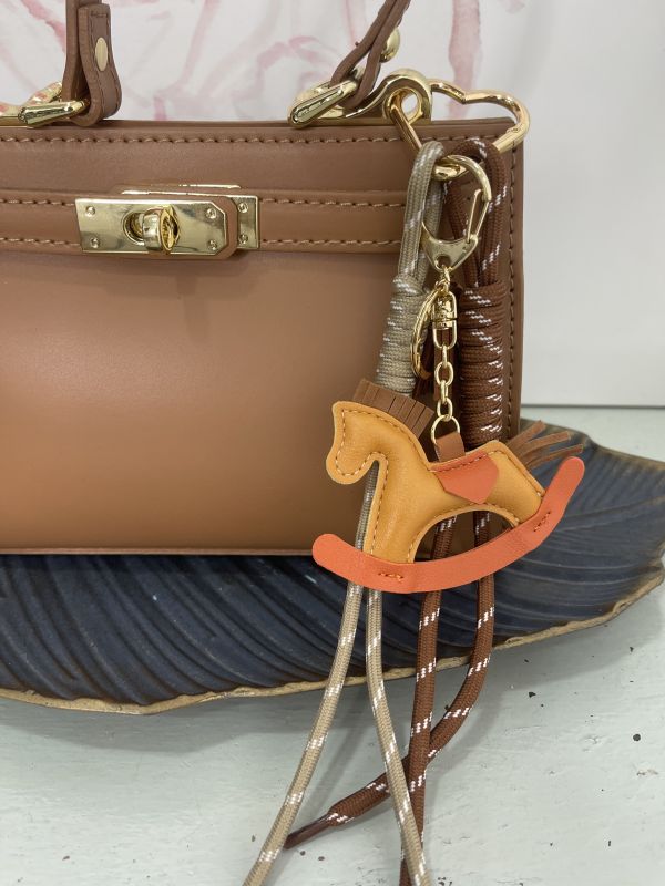 Charms caballo marrón