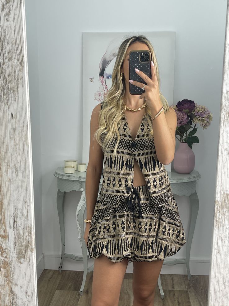 Conjunto negro Chaleco y falda pantalón bordado