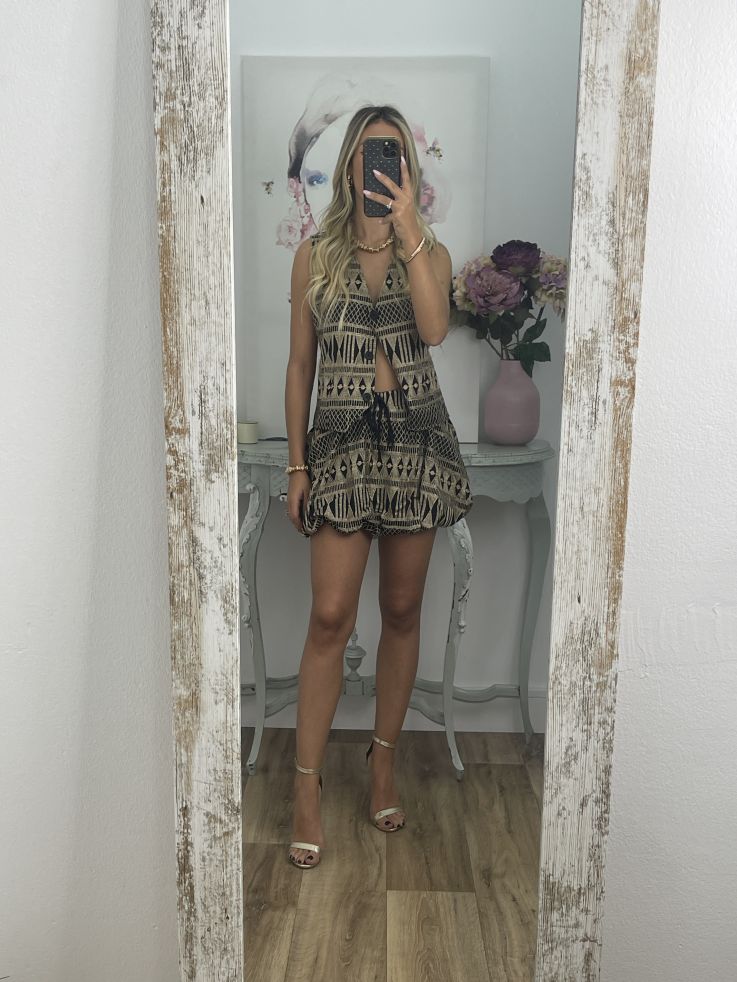 Conjunto negro Chaleco y falda pantalón bordado