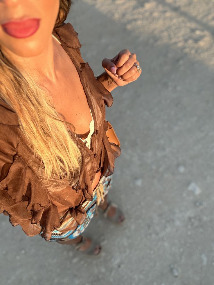 Camisa de gasa marrón con volantes