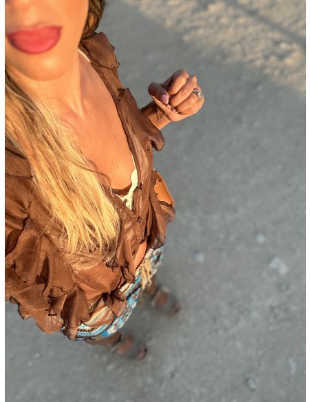 Camisa de gasa marrón con volantes