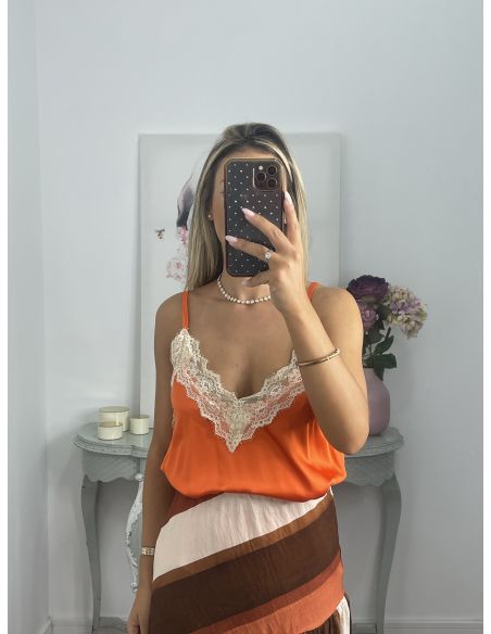 Lencera satinada en naranja con puntilla