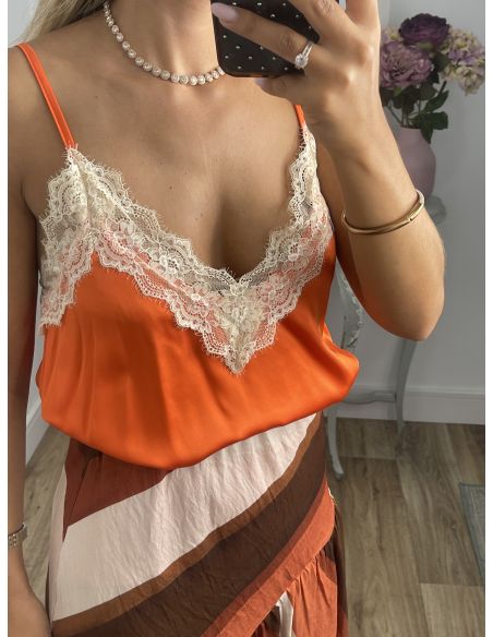 Lencera satinada en naranja con puntilla