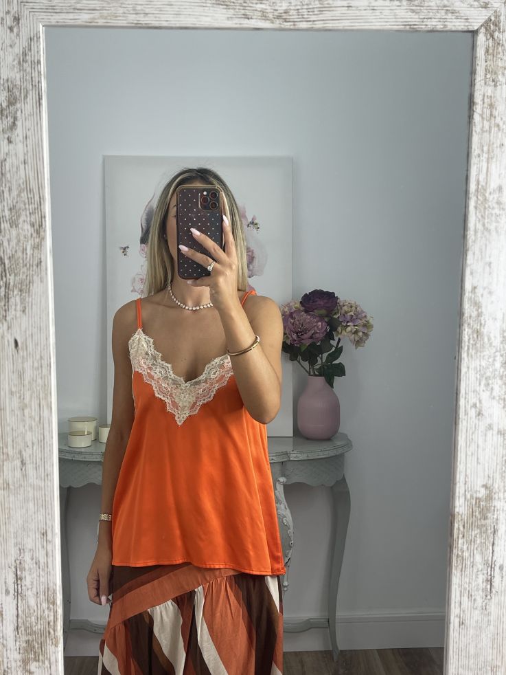 Lencera satinada en naranja con puntilla