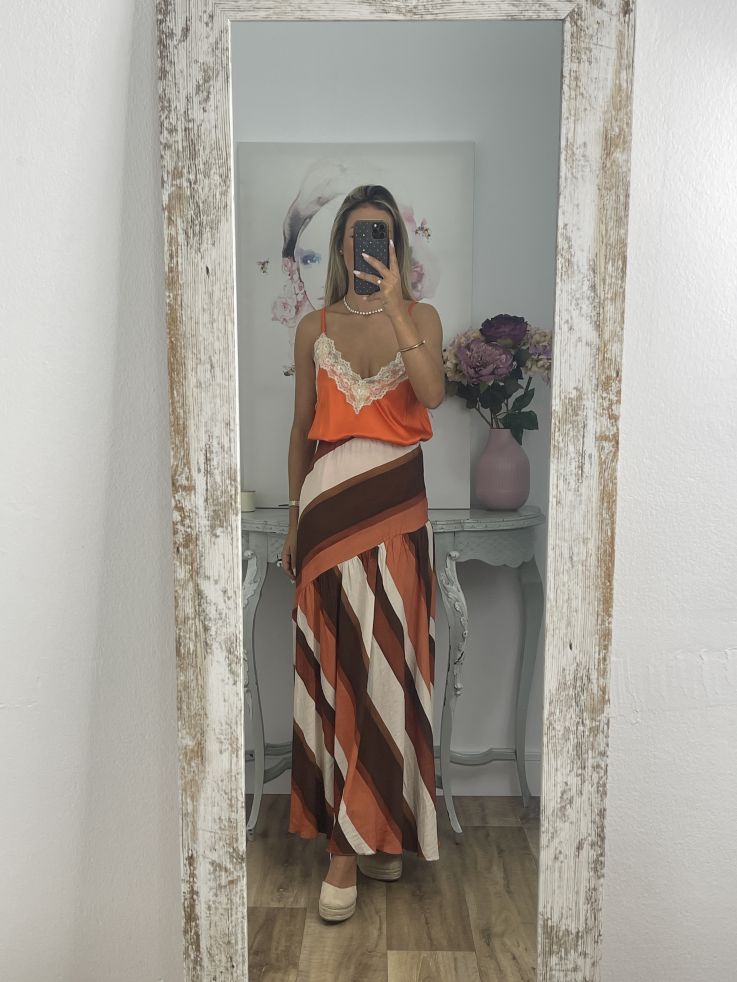 Lencera satinada en naranja con puntilla