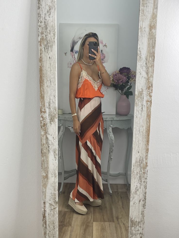 Lencera satinada en naranja con puntilla