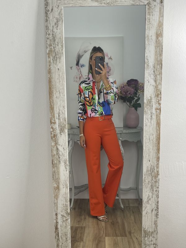 Pantalón naranja cinturón