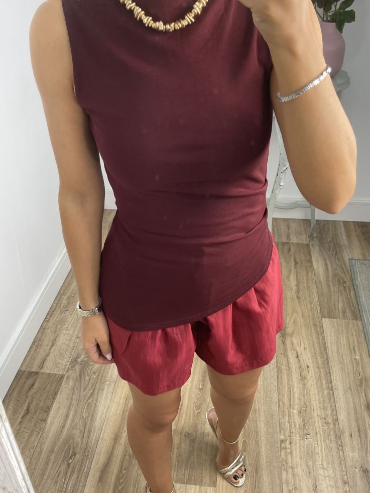 Top burdeos bajo asimétrico