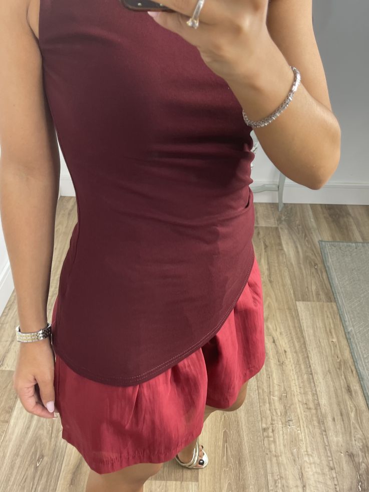 Top burdeos bajo asimétrico