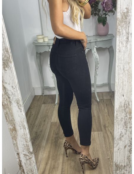 Jeans negro etiqueta roja